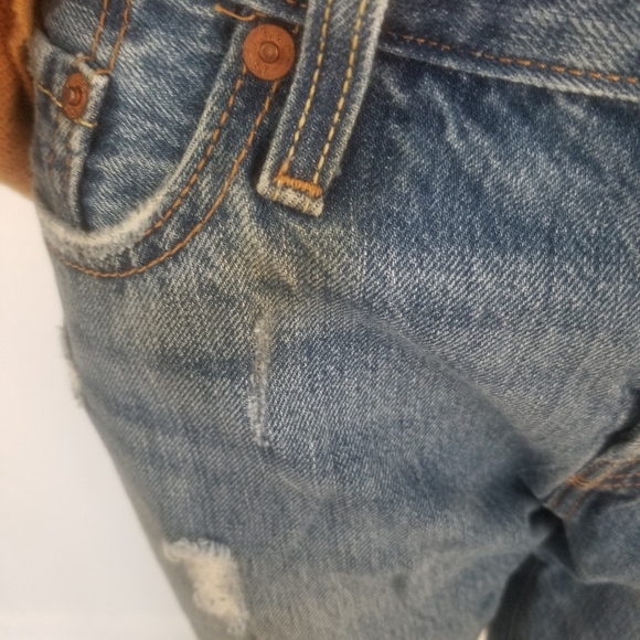 501 Levi's Medium Wash Distressed Button Fly Levi's Jeans. - Picture 3 of 15
